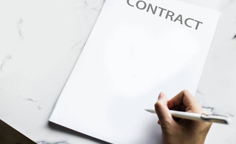 Constat huissier non-exécution contrat Signes : défaut de livraison, clause non respectée, prestation non réalisée